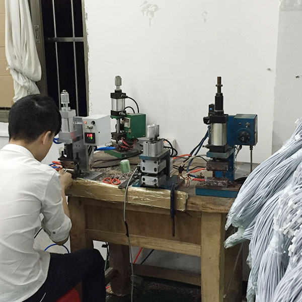 宏浩達數(shù)據(jù)線工廠熱剝機設備