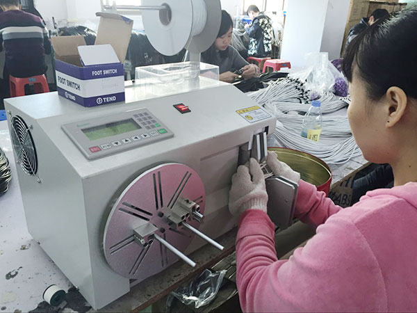 宏浩達(dá)數(shù)據(jù)線生產(chǎn)廠家自動(dòng)扎線機(jī)的工作場(chǎng)景