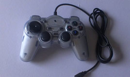 鏈接游戲手柄的USB數(shù)據(jù)線，USB數(shù)據(jù)線讓游戲暢游無限。