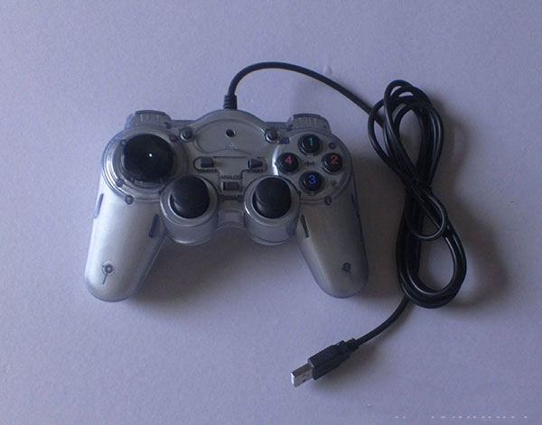 鏈接游戲手柄的USB數(shù)據(jù)線，USB數(shù)據(jù)線讓游戲暢游無限。