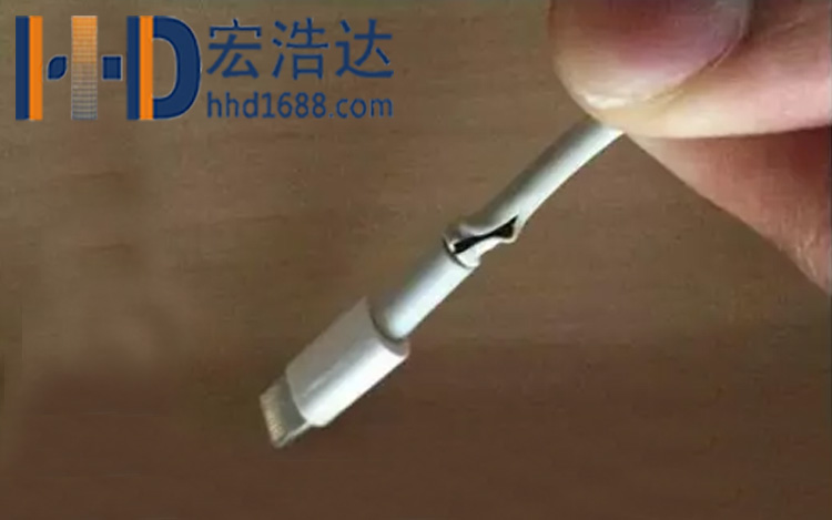 使用數(shù)據(jù)線時切記不要過度用力拽和拉扯